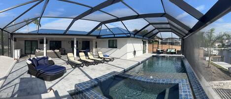 Alberca al aire libre y alberca climatizada