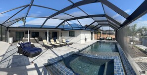 Una piscina al aire libre, una piscina climatizada