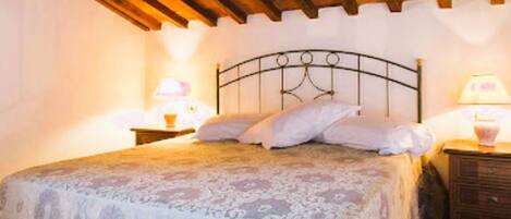 2 عدّة غرف نوم وملاءات أسرّة