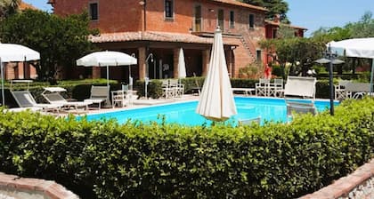 40 sq m apartment featuring a living room with a sofa bed and satellite TV, a fully equipped kitchenette, and a refrigerator.A double bedroom and a bathroom. Private parking is available.AIR CONDITIONING IS NOT AVAILABLE.