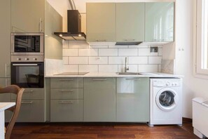 Een koelkast, een magnetron, een oven, een kookplaat