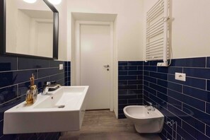 Doccia, asciugacapelli, bidet, asciugamani