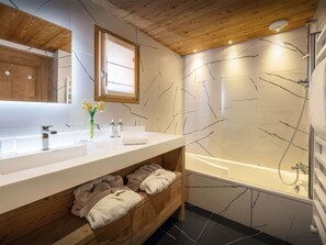 Badewanne, Haartrockner, Handtücher