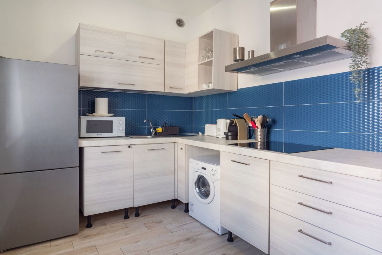 Een microgolfoven, een kookplaat