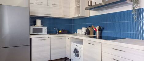 Een microgolfoven, een kookplaat