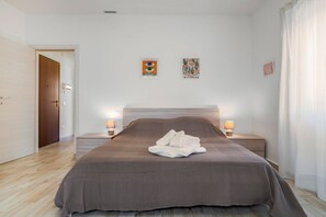 1 habitación, tabla de planchar con plancha, internet y ropa de cama