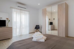 1 chambre, fer et planche à repasser, accès Internet, draps fournis