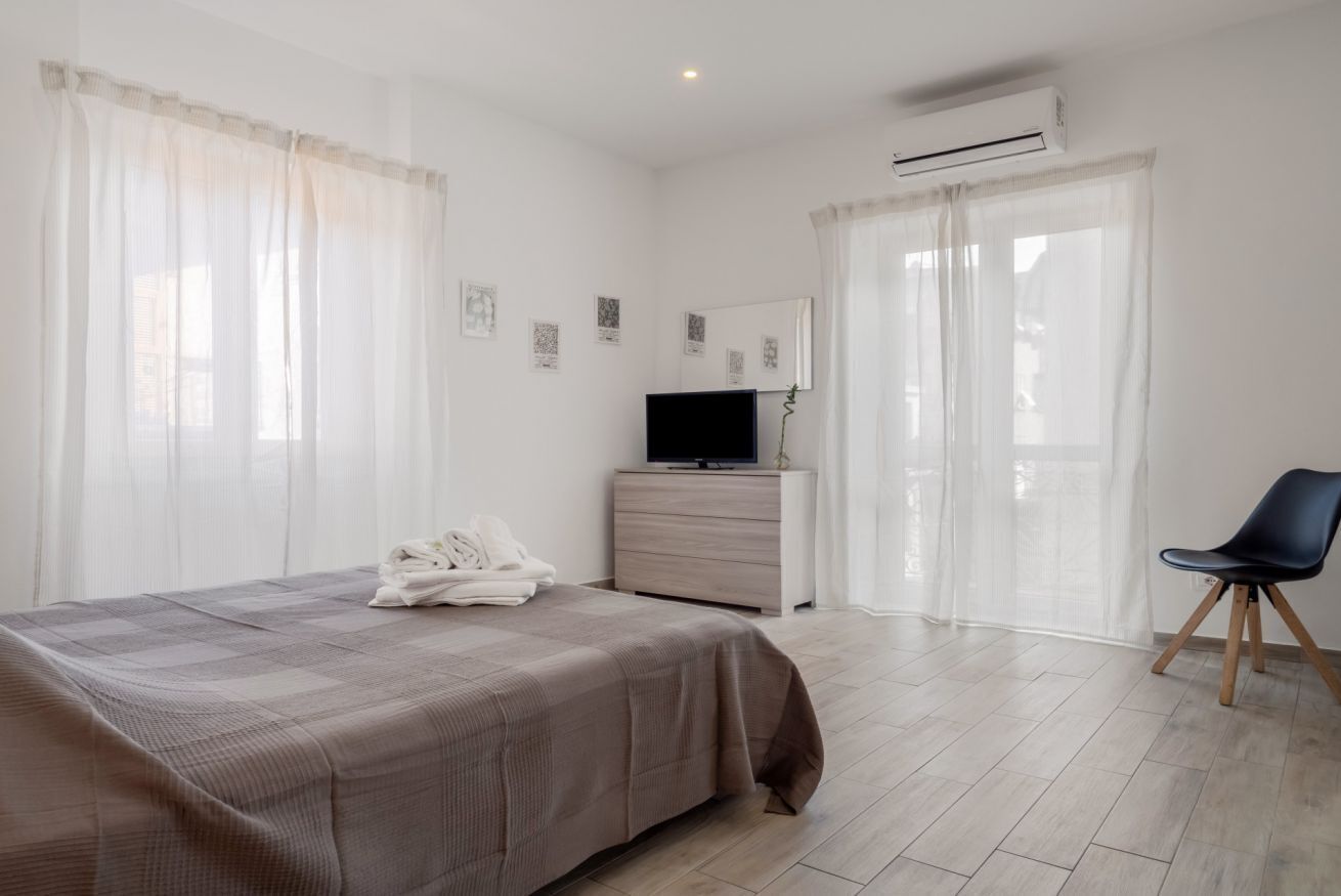 1 habitación, tabla de planchar con plancha, internet y ropa de cama 