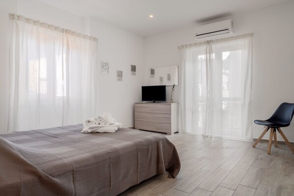 1 habitación, tabla de planchar con plancha, internet y ropa de cama