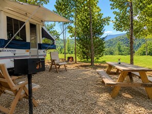 Outdoor dining - Turkey Knob: Pop-up in the Great Smoky Mountains  (Cosby)