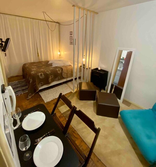 1 slaapkamer, een strijkplank/strijkijzer, wifi, beddengoed