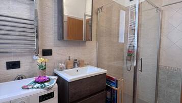 Douche, sĂšche-cheveux, bidet, serviettes fournies