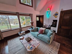 Smart TV, fireplace, video games, books - Modern Downtown Shorewood Duplex (Shorewood)