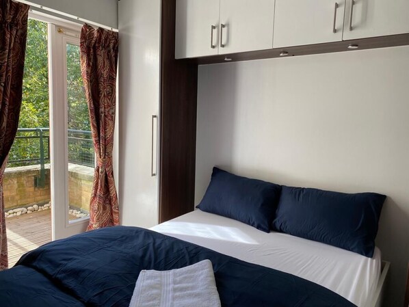2 habitaciones, tabla de planchar con plancha, wifi y ropa de cama