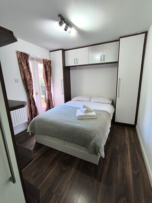 2 habitaciones, tabla de planchar con plancha, wifi y ropa de cama