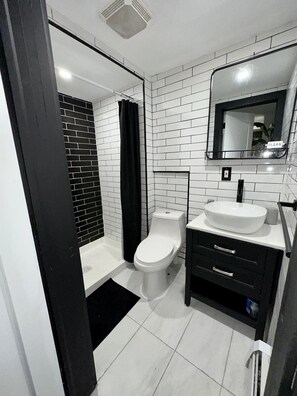 Bathroom - Modern 3Br Private Apt Near NYC (Newark)