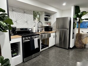 Private kitchen - Modern 3Br Private Apt Near NYC (Newark)