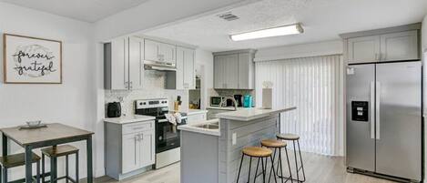 ثلاجة، ميكروويف، فرن، موقد طهي مسطح