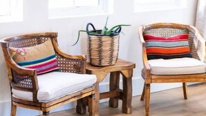 A room with two wicker chairs, a small wooden table, and a wicker basket with a plant. - The Isabella Lofthouse on Colorado-Walk to Main

 (Buena Vista)