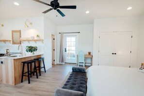 1 bedroom, travel crib, WiFi - The Isabella Lofthouse on Colorado-Walk to Main
(Buena Vista)