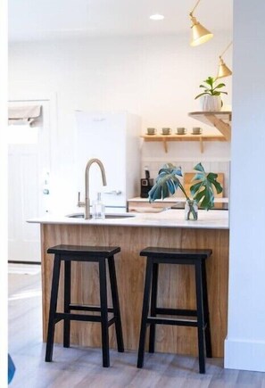 Oven, stovetop, paper towels - The Isabella Lofthouse on Colorado-Walk to Main

 (Buena Vista)