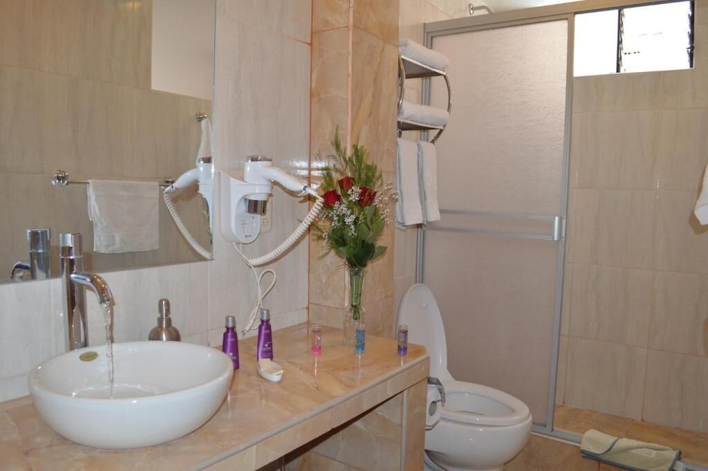 Comfort Triple Room | Bathroom | Shower, rainfall showerhead, hair dryer, towels