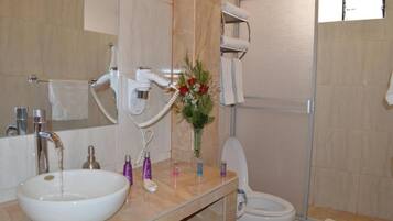 Comfort Triple Room | Bathroom | Shower, rainfall showerhead, hair dryer, towels