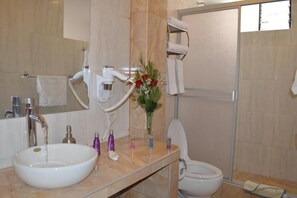 Comfort Triple Room | Bathroom | Shower, rainfall showerhead, hair dryer, towels - HOTEL PUNO TERRA (Puno)