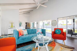 Living area - Stylish 3 Bedroom Pool Pets Sleeps 10 (Port Aransas)