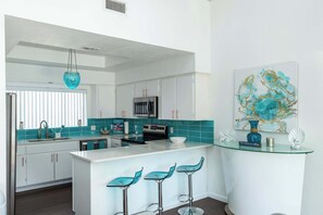 Private kitchen - Stylish 3 Bedroom Pool Pets Sleeps 10 (Port Aransas)