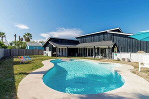 Outdoor pool - Stylish 3 Bedroom Pool Pets Sleeps 10 (Port Aransas)