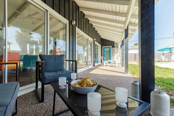 Terrace/patio - Stylish 3 Bedroom Pool Pets Sleeps 10 (Port Aransas)