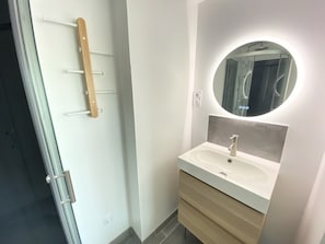 Douche, sĂšche-cheveux, serviettes fournies, savon