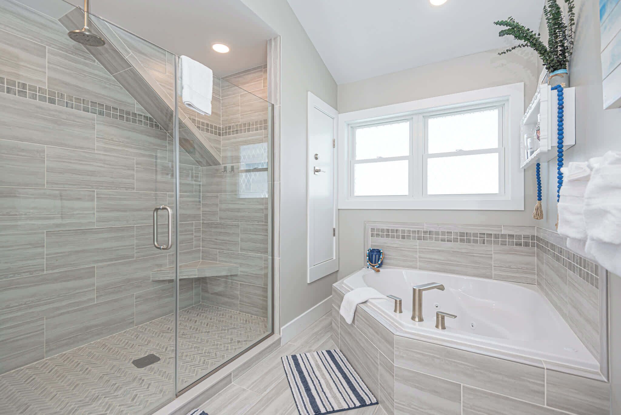 Combined shower/bathtub, hair dryer, towels, shampoo