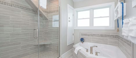 Combined shower/bathtub, hair dryer, towels, shampoo