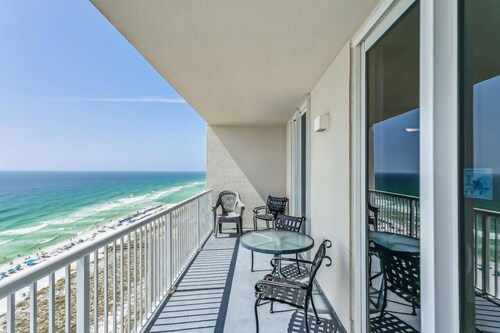 Casa De View: 14th Floor Lux Condo Sleeps 8! Heated Pool and Hot Tub! Includes Beach Service!