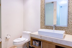 Departamento Deluxe | Baño | Regadera, regadera tipo lluvia, secadora de cabello, toallas 