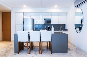 Apartamento Deluxe | Cocina básica privada | Frigorífico grande, microondas, licuadora y utensilios de cocina