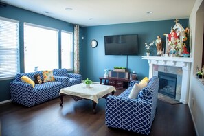 Smart TV, fireplace, books - BRIGHT &  SPACIOUS MODERN HOUSE WITH GORGEOUS LANDSCAPE + AC
SEATTLE (Kent)