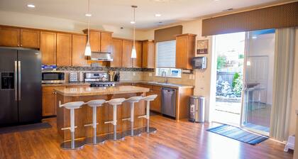 BRIGHT & SPACIOUS MODERN HOUSE WITH GORGEOUS LANDSCAPE + AC
SEATTLE