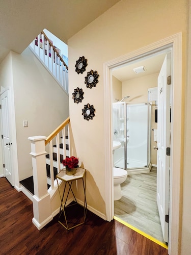 BRIGHT &  SPACIOUS MODERN HOUSE WITH GORGEOUS LANDSCAPE + AC
SEATTLE