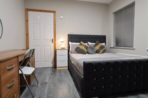 3 chambres, coffres-forts dans les chambres, fer et planche à repasser