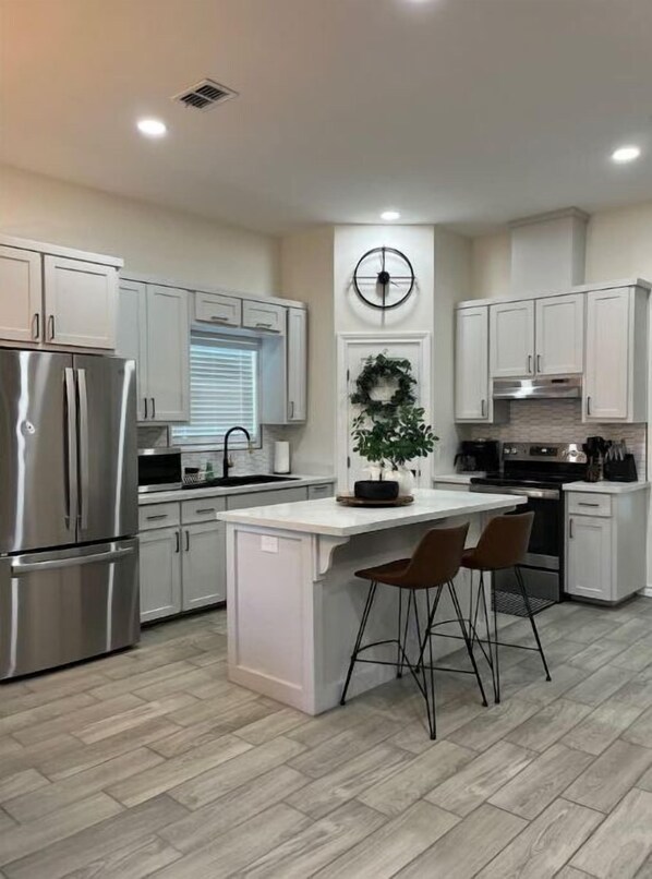 Fridge, microwave, oven, stovetop - Prime Clean Trendy Retreat (McAllen)