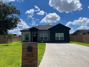 Exterior - Prime Clean Trendy Retreat (McAllen)