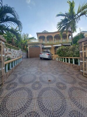 Property grounds - Cambridge mi casa ur casa w/pool & beach access (Runaway Bay PO)