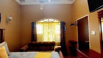 1 dormitorio, tabla de planchar con plancha, wifi y ropa de cama