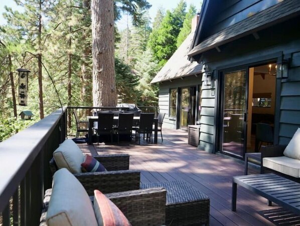 Outdoor dining - Beautiful family cabin w/ forest views. Walk to Blue Jay, 2 miles to the Village (Lake Arrowhead)
