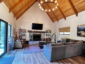 Smart TV, fireplace, table tennis, books - Beautiful family cabin w/ forest views. Walk to Blue Jay, 2 miles to the Village (Lake Arrowhead)