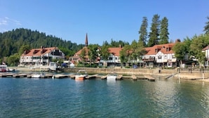 Eine Hafenstadt mit traditioneller Architektur, einem Kirchturm und einer Anlegestelle für Boote.
