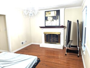 4 bedrooms, desk, iron/ironing board, WiFi - Centrally Located Spacious Abode (Charlotte)